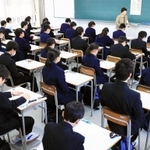 試験開始を待つ受験生ら＝１０日午前、神戸市須磨区、須磨学園高校（撮影・斎藤雅志）