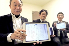 タブレット端末を活用し課題を出す教員たち＝神戸市灘区土山町、親和女子高校