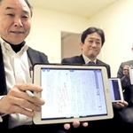 タブレット端末を活用し課題を出す教員たち＝神戸市灘区土山町、親和女子高校