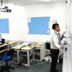 無人の教室から、それぞれの自宅にいる生徒に向けて行われるオンライン授業＝神戸市灘区深田町４、若松塾六甲道校