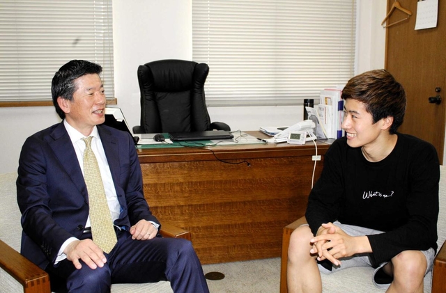 「卒業生が訪ねてくれるのはうれしい」と話す指宿力校長（左）と香川知生さん＝神戸市須磨区横尾９、啓明学院中学・高校