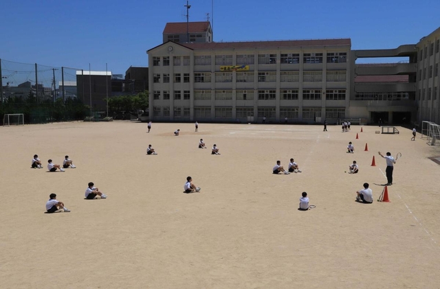 グラウンドを広く使い、距離を空けて体育の授業＝８日、神戸市兵庫区吉田町１、吉田中学校（撮影・斎藤雅志）