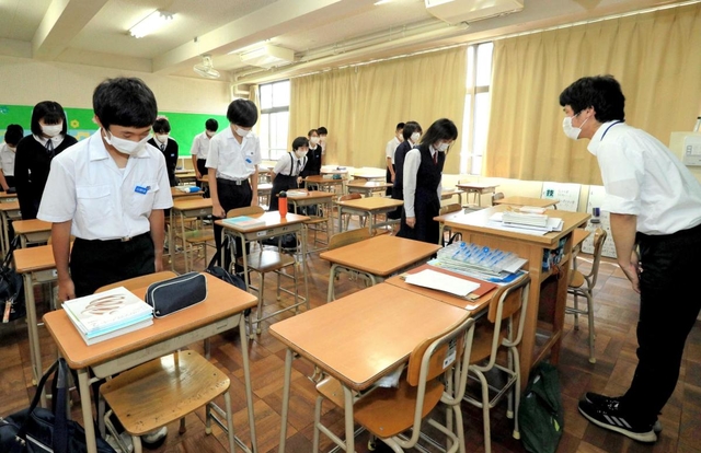 学校再開後、分散登校で間隔を空けて少人数で行われる授業＝神戸市内