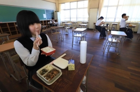がらんとした教室で給食を食べる生徒＝８日、神戸市兵庫区吉田町１、吉田中学校（撮影・斎藤雅志）
