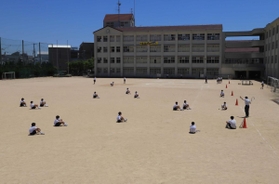 グラウンドを広く使い、距離を空けて体育の授業＝８日、神戸市兵庫区吉田町１、吉田中学校（撮影・斎藤雅志）