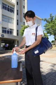 登校したら最初に手指の消毒＝８日、神戸市兵庫区吉田町１、吉田中学校（撮影・斎藤雅志）