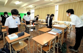 学校再開後、分散登校で間隔を空けて少人数で行われる授業＝神戸市内