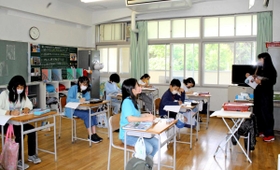 開校以来初めて、複式学級が解消された六甲山小学校の６年生の教室。同級生は７人だ＝神戸市灘区六甲山町