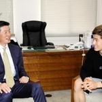 「卒業生が訪ねてくれるのはうれしい」と話す指宿力校長（左）と香川知生さん＝神戸市須磨区横尾９、啓明学院中学・高校