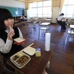 がらんとした教室で給食を食べる生徒＝８日、神戸市兵庫区吉田町１、吉田中学校（撮影・斎藤雅志）