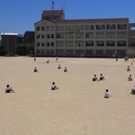 グラウンドを広く使い、距離を空けて体育の授業＝８日、神戸市兵庫区吉田町１、吉田中学校（撮影・斎藤雅志）
