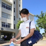 登校したら最初に手指の消毒＝８日、神戸市兵庫区吉田町１、吉田中学校（撮影・斎藤雅志）