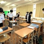 学校再開後、分散登校で間隔を空けて少人数で行われる授業＝神戸市内