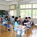 開校以来初めて、複式学級が解消された六甲山小学校の６年生の教室。同級生は７人だ＝神戸市灘区六甲山町