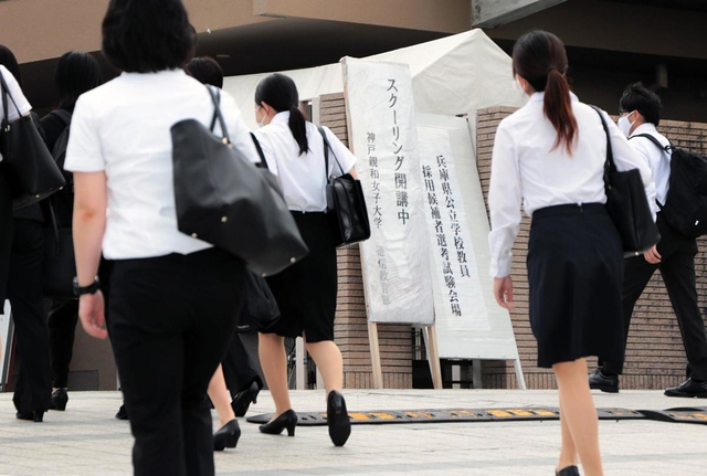教員採用試験の会場に入る学生ら。教育実習を受けられないまま臨んだ学生もいた＝神戸市北区鈴蘭台北町７