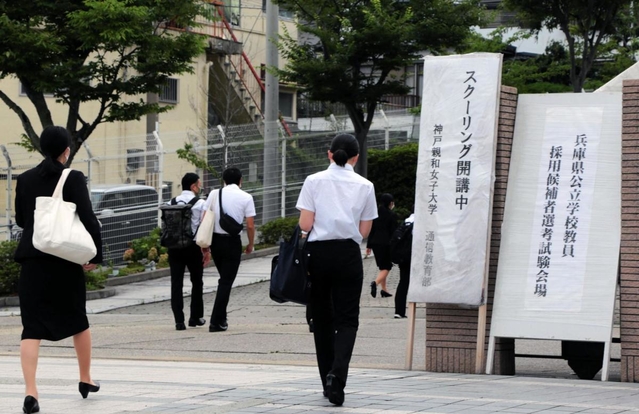 教員採用試験の会場に入る学生ら。教育実習を受けられないまま臨んだ学生もいた＝神戸市北区鈴蘭台北町７