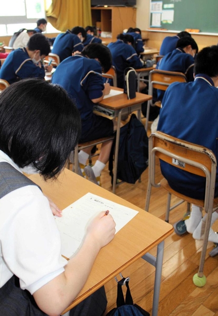 モジュール学習でプリントをこなす生徒たち＝神戸市兵庫区鵯越町、市立夢野中学校