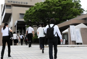 教員採用試験の会場に入る学生ら。教育実習を受けられないまま臨んだ学生もいた＝神戸市北区鈴蘭台北町７