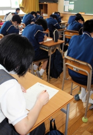 モジュール学習でプリントをこなす生徒たち＝神戸市兵庫区鵯越町、市立夢野中学校