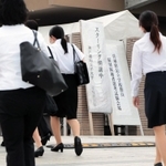 教員採用試験の会場に入る学生ら。教育実習を受けられないまま臨んだ学生もいた＝神戸市北区鈴蘭台北町７