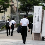 教員採用試験の会場に入る学生ら。教育実習を受けられないまま臨んだ学生もいた＝神戸市北区鈴蘭台北町７