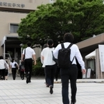 教員採用試験の会場に入る学生ら。教育実習を受けられないまま臨んだ学生もいた＝神戸市北区鈴蘭台北町７