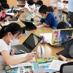 前期課程の図書室で調べ学習に取り組む５年生の児童ら＝豊富小中学校