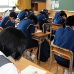 モジュール学習でプリントをこなす生徒たち＝神戸市兵庫区鵯越町、市立夢野中学校