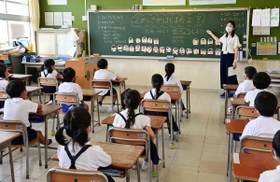 ２学期が始まりクラスの目標などを話し合う児童たち＝１７日午前、明石市大久保町西島、江井島小学校（撮影・秋山亮太）