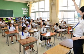 ２学期が始まりそれぞれの目標に向けて「頑張ろう」と元気な声を上げる児童ら＝１７日午前、明石市大久保町西島、江井島小学校（撮影・秋山亮太）