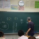 夜間中学で授業を受ける生徒＝２０１５年７月、尼崎市立成良中学琴城分校