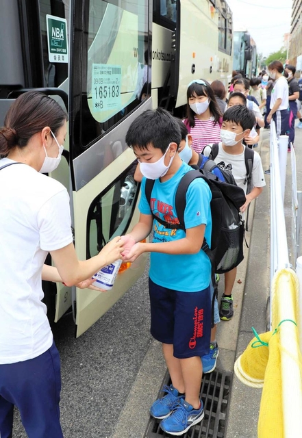 ３カ月半遅れとなった修学旅行。奈良、三重へ向かう神戸市立本山南小学校の子どもたち＝９日午前、神戸市東灘区本山南町８