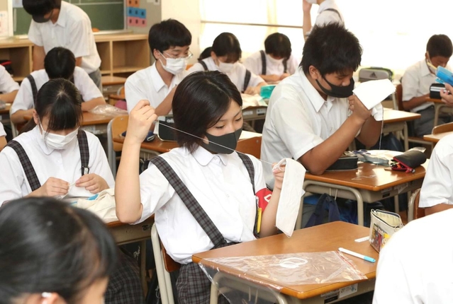 「トライやる」の一環で、手縫いのマスクを作る中学生＝神戸市灘区烏帽子町１、烏帽子中学校（撮影・辰巳直之）