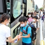 ３カ月半遅れとなった修学旅行。奈良、三重へ向かう神戸市立本山南小学校の子どもたち＝９日午前、神戸市東灘区本山南町８