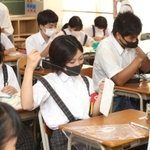 「トライやる」の一環で、手縫いのマスクを作る中学生＝神戸市灘区烏帽子町１、烏帽子中学校（撮影・辰巳直之）