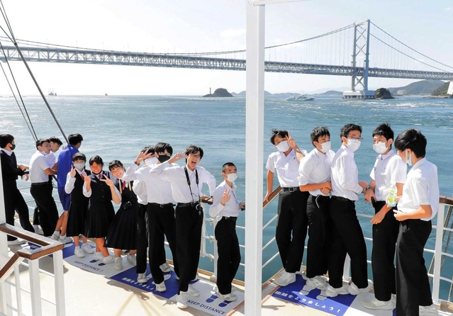 淡路島から鳴門海峡を通る観覧船に乗り、遊覧を楽しむ神戸市立唐櫃中学校の生徒ら（唐櫃中学校提供）