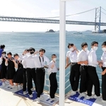 淡路島から鳴門海峡を通る観覧船に乗り、遊覧を楽しむ神戸市立唐櫃中学校の生徒ら（唐櫃中学校提供）