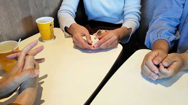 子どもの様子や学校への要望を話す母親３人＝神戸市内