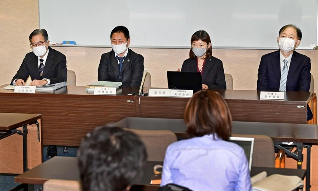 調査委員会の初会合の内容などを説明する、委員長の日本体育大学・南部さおり教授（右２人目）ら＝１８日午後、神戸市中央区東川崎町１（撮影・秋山亮太）