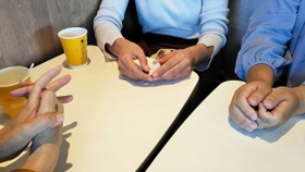 子どもの様子や学校への要望を話す母親３人＝神戸市内