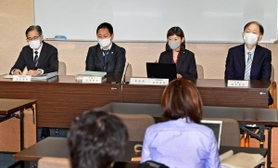 調査委員会の初会合の内容などを説明する、委員長の日本体育大学・南部さおり教授（右２人目）ら＝１８日午後、神戸市中央区東川崎町１（撮影・秋山亮太）
