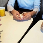 子どもの様子や学校への要望を話す母親３人＝神戸市内