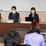 調査委員会の初会合の内容などを説明する、委員長の日本体育大学・南部さおり教授（右２人目）ら＝１８日午後、神戸市中央区東川崎町１（撮影・秋山亮太）
