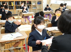 通知表を受け取る児童＝２３日午前、兵庫県稲美町森安