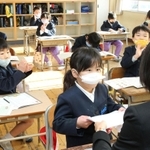 通知表を受け取る児童＝２３日午前、兵庫県稲美町森安