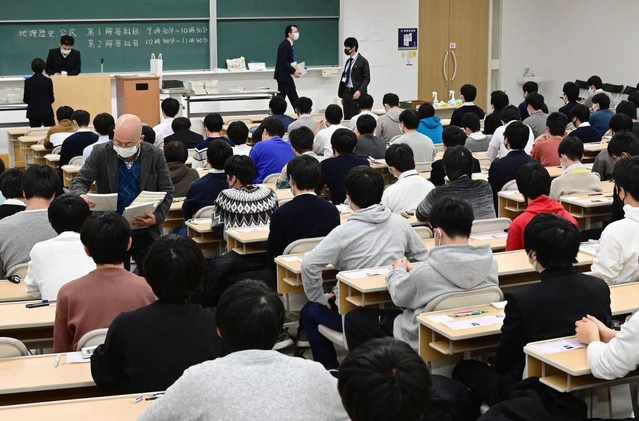 マスク着用など対策を取って行われた初の大学入学共通テスト＝神戸市東灘区、甲南大