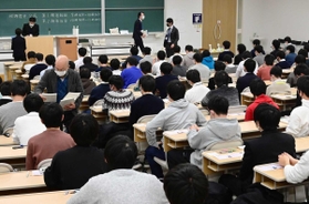 マスク着用など対策を取って行われた初の大学入学共通テスト＝神戸市東灘区、甲南大