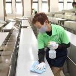 大学入試共通テストを翌日に控え、机や椅子をアルコール消毒する作業員＝１５日午後、西宮市上ケ原一番町（撮影・辰巳直之）