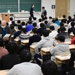 マスク着用など対策を取って行われた初の大学入学共通テスト＝神戸市東灘区、甲南大