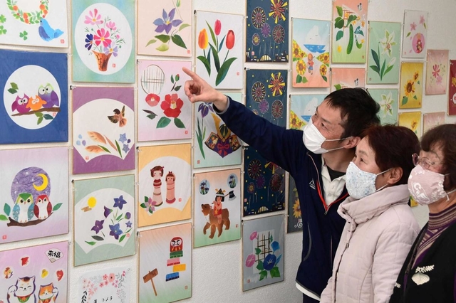 施設利用者らの力作がそろう「和紙ちぎり絵展」＝さんさんギャラリーオアシス